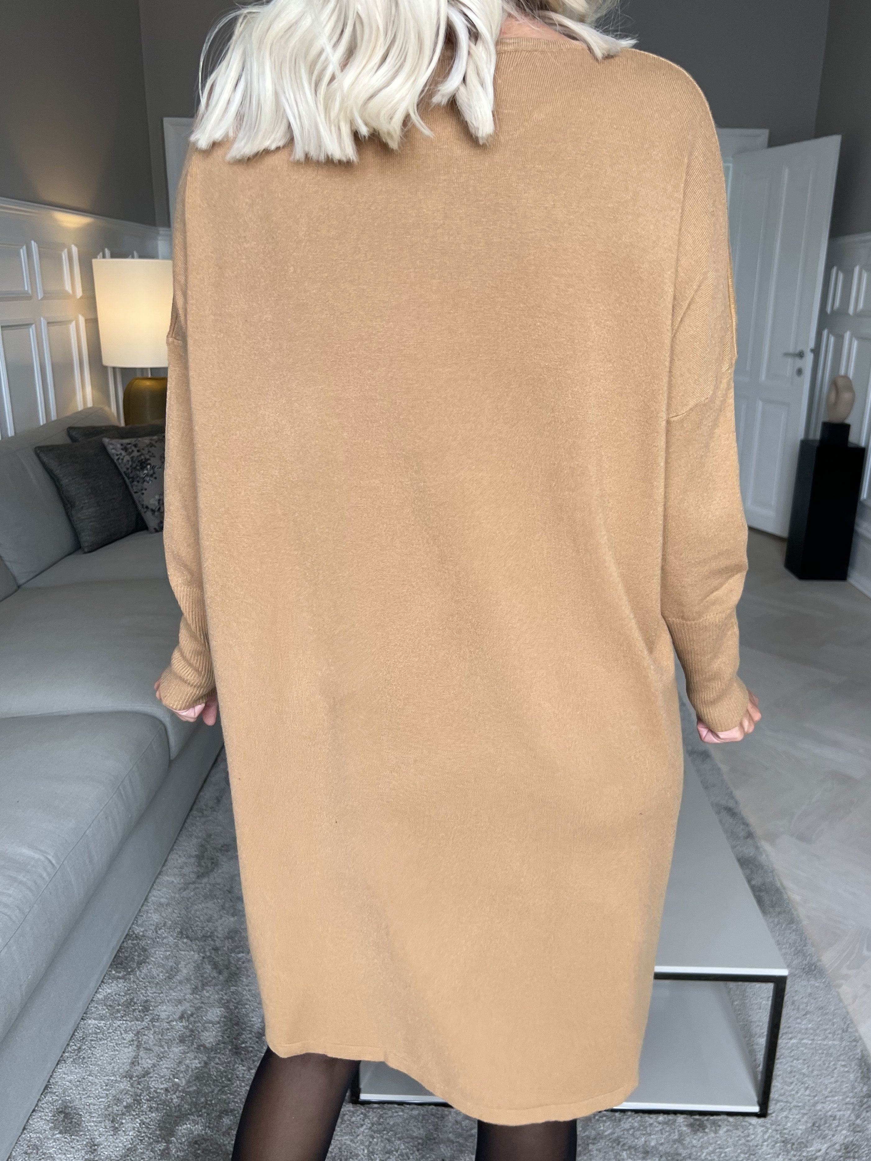 Luna - Mjuk stickad plus size klänning med strass